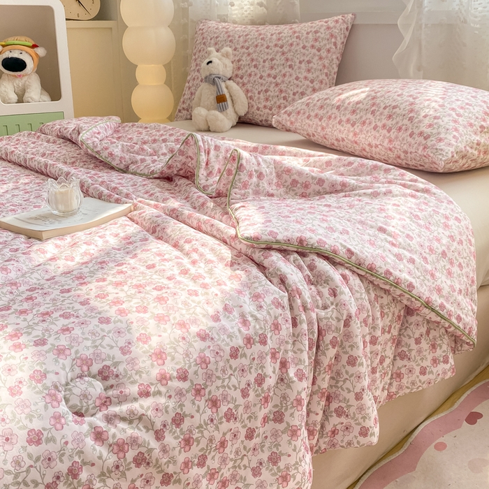 91家纺网 家纺一手货源 找家纺 恋之巢家纺 2026新款四季款可水洗牛奶丝针织棉夏被大豆夏凉被空调被可机洗薄被子被芯直播外贸专供大豆被夏被 花依梦-软糯款