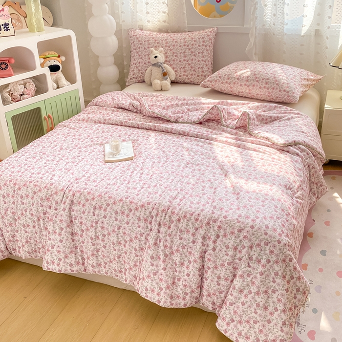 91家纺网 家纺一手货源 找家纺 恋之巢家纺 2026新款四季款可水洗牛奶丝针织棉夏被大豆夏凉被空调被可机洗薄被子被芯直播外贸专供大豆被夏被 花依梦-软糯款