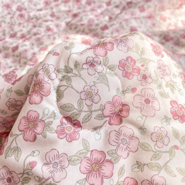 91家纺网 家纺一手货源 找家纺 恋之巢家纺 2026新款四季款可水洗牛奶丝针织棉夏被大豆夏凉被空调被可机洗薄被子被芯直播外贸专供大豆被夏被 花依梦-软糯款