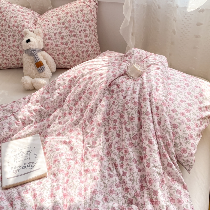 91家纺网 家纺一手货源 找家纺 恋之巢家纺 2026新款四季款可水洗牛奶丝针织棉夏被大豆夏凉被空调被可机洗薄被子被芯直播外贸专供大豆被夏被 花依梦-软糯款