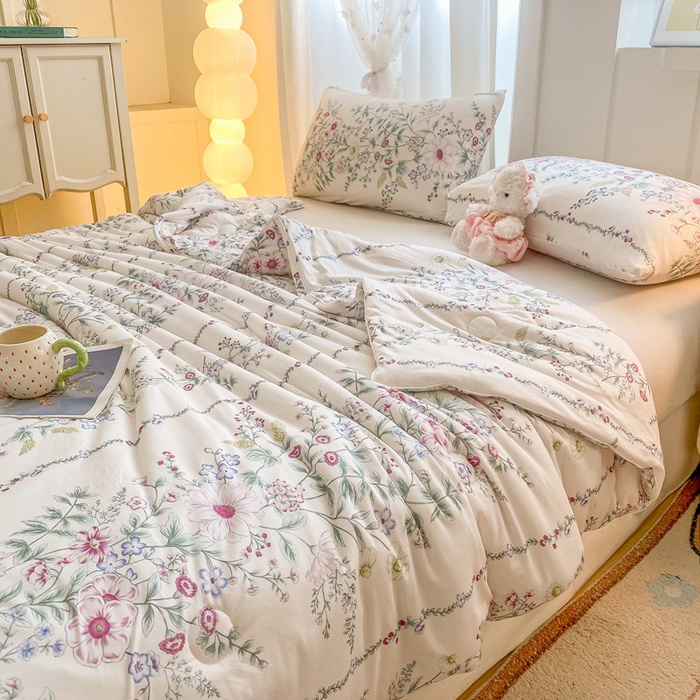 91家纺网 家纺一手货源 找家纺 恋之巢家纺 2026新款四季款可水洗牛奶丝针织棉夏被大豆夏凉被空调被可机洗薄被子被芯直播外贸专供大豆被夏被 花枝蔓-粉-软糯