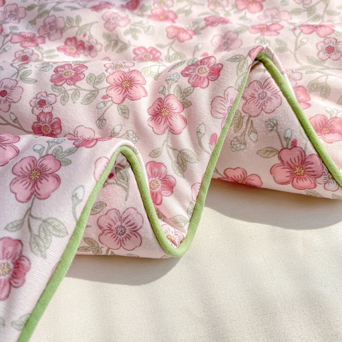 91家纺网 家纺一手货源 找家纺 恋之巢家纺 2026新款四季款可水洗牛奶丝针织棉夏被大豆夏凉被空调被可机洗薄被子被芯直播外贸专供大豆被夏被 花依梦-软糯款