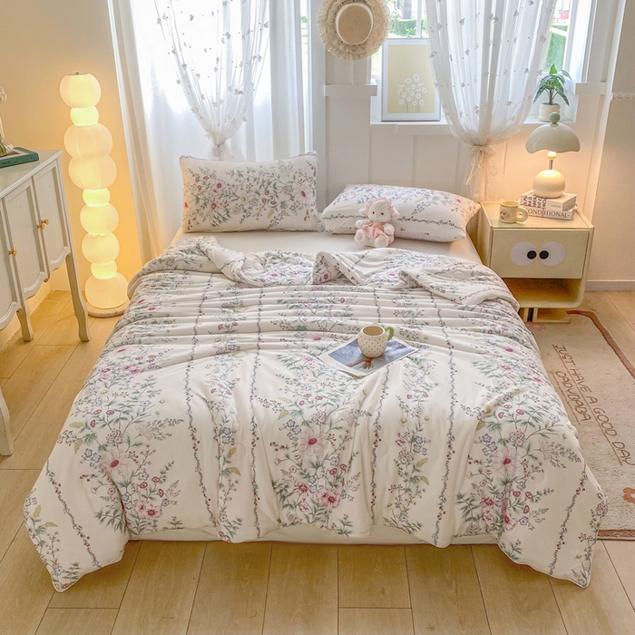 91家纺网 家纺一手货源 找家纺 恋之巢家纺 2026新款四季款可水洗牛奶丝针织棉夏被大豆夏凉被空调被可机洗薄被子被芯直播外贸专供大豆被夏被 花枝蔓-粉-软糯