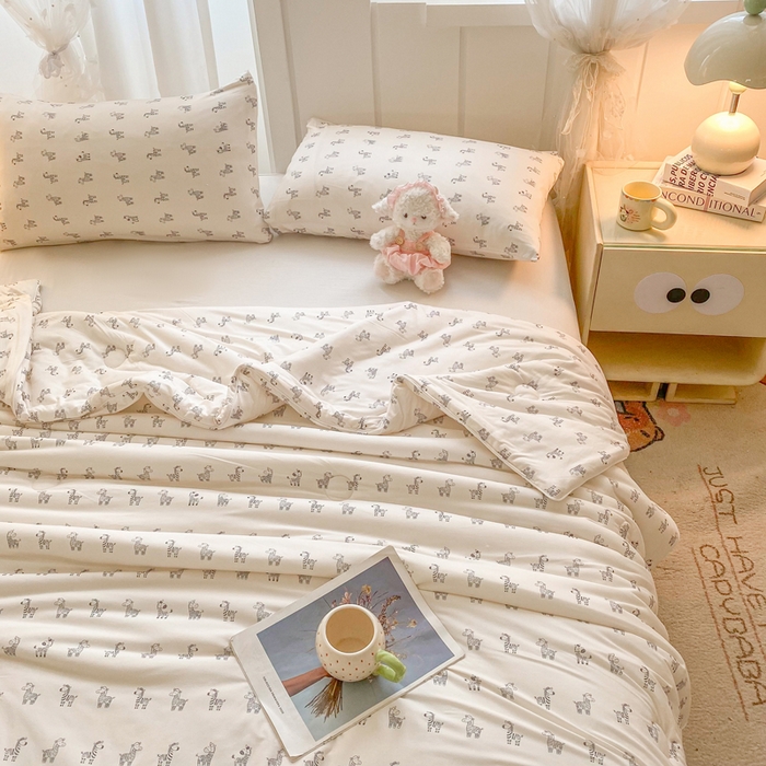 91家纺网 家纺一手货源 找家纺 恋之巢家纺 2026新款四季款可水洗牛奶丝针织棉夏被大豆夏凉被空调被可机洗薄被子被芯直播外贸专供大豆被夏被 斑马先生-软糯