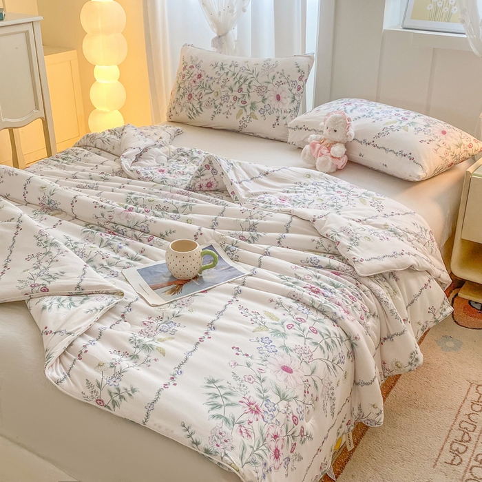 91家纺网 家纺一手货源 找家纺 恋之巢家纺 2026新款四季款可水洗牛奶丝针织棉夏被大豆夏凉被空调被可机洗薄被子被芯直播外贸专供大豆被夏被 花枝蔓-粉-软糯