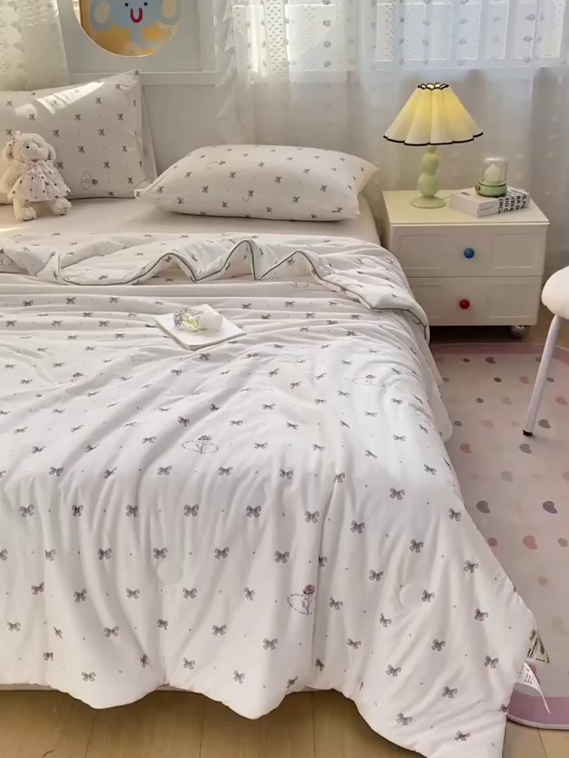 91家纺网 家纺一手货源 找家纺 恋之巢家纺 2026新款四季款可水洗牛奶丝针织棉夏被大豆夏凉被空调被可机洗薄被子被芯直播外贸专供大豆被夏被 小家碧玉-软糯款