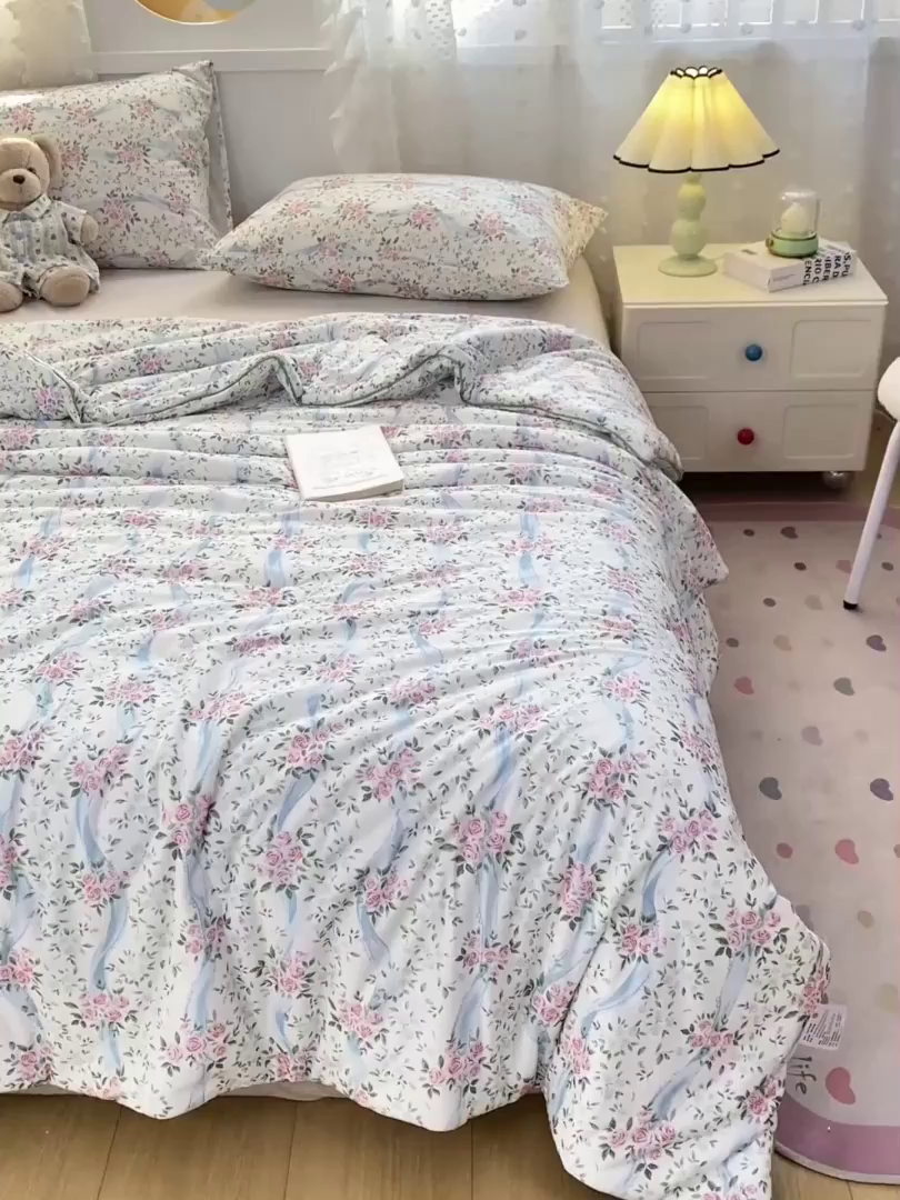 91家纺网 家纺一手货源 找家纺 恋之巢家纺 2026新款四季款可水洗牛奶丝针织棉夏被大豆夏凉被空调被可机洗薄被子被芯直播外贸专供大豆被夏被 花漾-软糯款