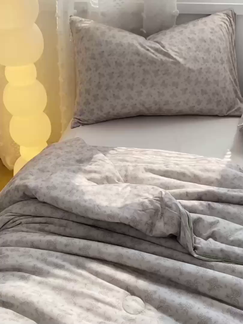 91家纺网 家纺一手货源 找家纺 恋之巢家纺 2026新款四季款可水洗牛奶丝针织棉夏被大豆夏凉被空调被可机洗薄被子被芯直播外贸专供大豆被夏被 觅影-软糯款