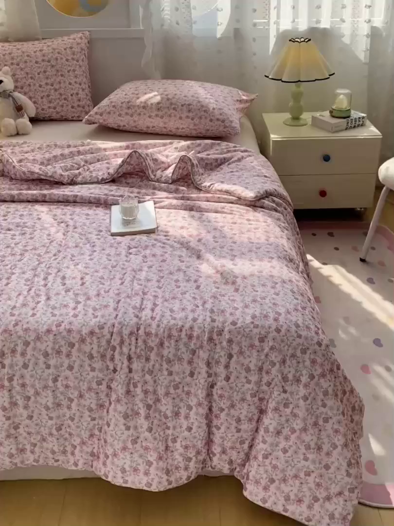 91家纺网 家纺一手货源 找家纺 恋之巢家纺 2026新款四季款可水洗牛奶丝针织棉夏被大豆夏凉被空调被可机洗薄被子被芯直播外贸专供大豆被夏被 花依梦-软糯款