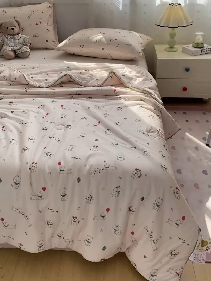 91家纺网 家纺一手货源 找家纺 恋之巢家纺 2026新款四季款可水洗牛奶丝针织棉夏被大豆夏凉被空调被可机洗薄被子被芯直播外贸专供大豆被夏被 法式小狗-软糯款