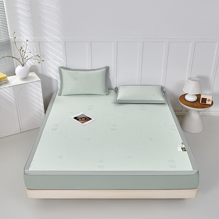 91家纺网 家纺一手货源 找家纺 小牛席业 2026新款【实拍风格】双PE高凉感-韩版小熊提花冰丝席（床笠款）凉席竹席藤席冰藤席乳胶席豆豆席 抹茶