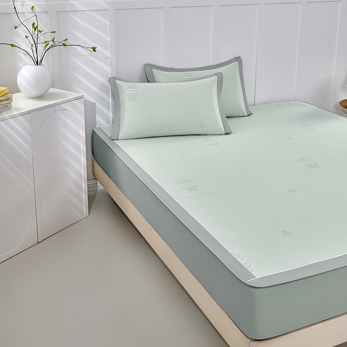 91家纺网 家纺一手货源 找家纺 小牛席业 2026新款【实拍风格】双PE高凉感-韩版小熊提花冰丝席（床笠款）凉席竹席藤席冰藤席乳胶席豆豆席 抹茶