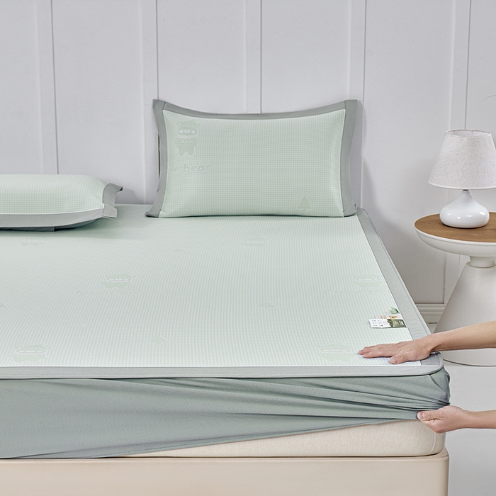 91家纺网 家纺一手货源 找家纺 小牛席业 2026新款【实拍风格】双PE高凉感-韩版小熊提花冰丝席（床笠款）凉席竹席藤席冰藤席乳胶席豆豆席 抹茶