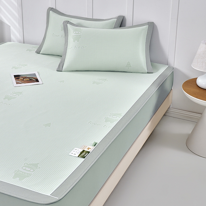 91家纺网 家纺一手货源 找家纺 小牛席业 2026新款【实拍风格】双PE高凉感-韩版小熊提花冰丝席（床笠款）凉席竹席藤席冰藤席乳胶席豆豆席 抹茶