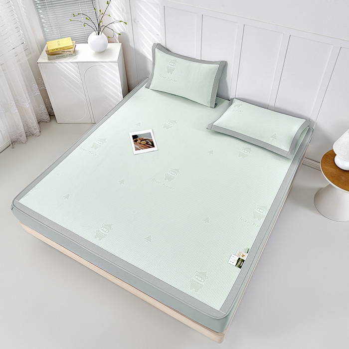 91家纺网 家纺一手货源 找家纺 小牛席业 2026新款【实拍风格】双PE高凉感-韩版小熊提花冰丝席（床笠款）凉席竹席藤席冰藤席乳胶席豆豆席 抹茶