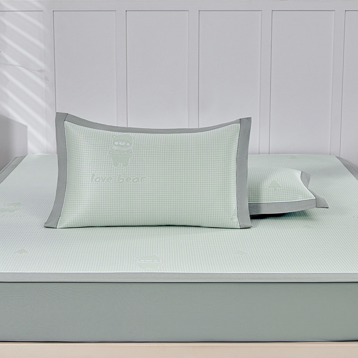 91家纺网 家纺一手货源 找家纺 小牛席业 2026新款【实拍风格】双PE高凉感-韩版小熊提花冰丝席（床笠款）凉席竹席藤席冰藤席乳胶席豆豆席 抹茶