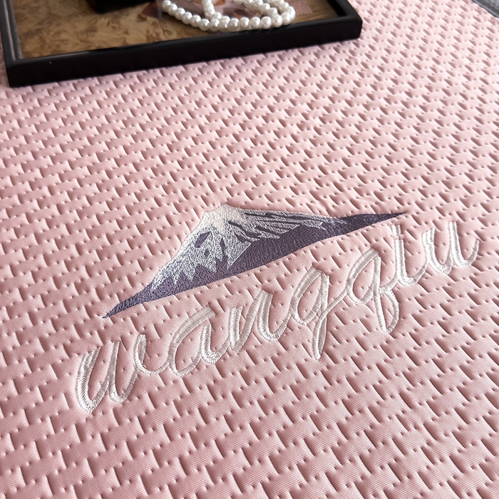 91家纺网 家纺一手货源 找家纺 （总）品乐家纺 2026新款A类乙伦PE轻奢提花学生宿舍软席凉豆豆床单席