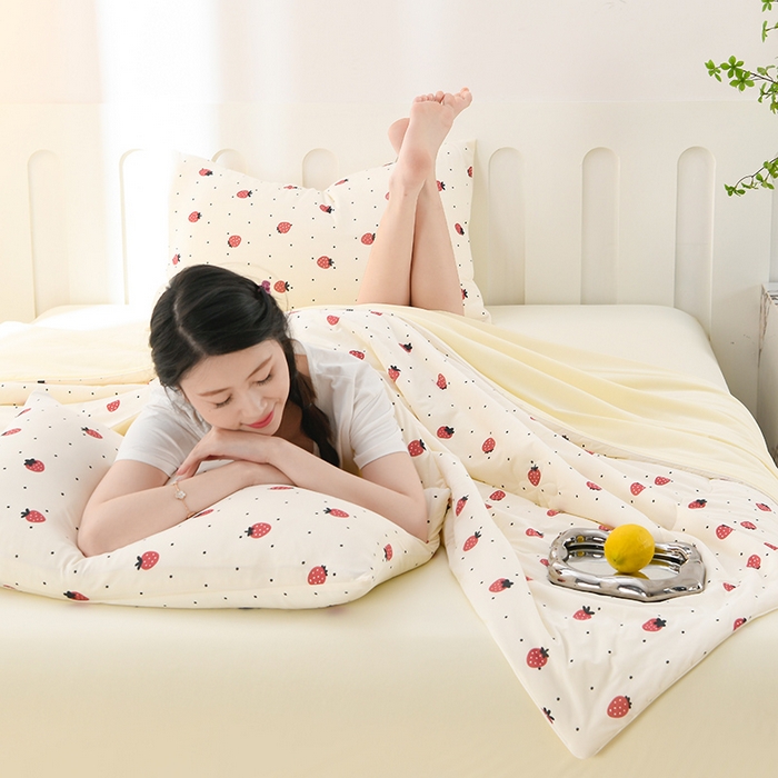 91家纺网 家纺一手货源 找家纺 珍贝家纺 2026新款A类清凉冰丝印花夏凉被被子被芯 清新草莓