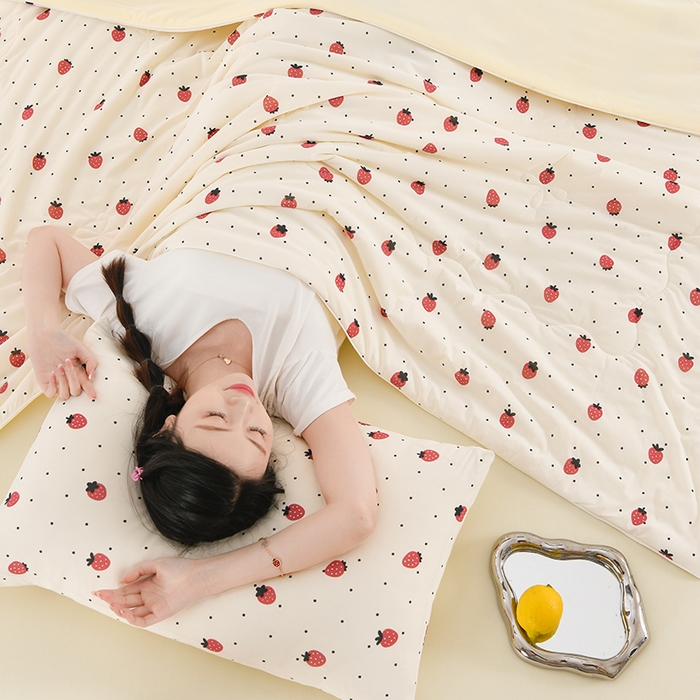 91家纺网 家纺一手货源 找家纺 珍贝家纺 2026新款A类清凉冰丝印花夏凉被被子被芯 清新草莓