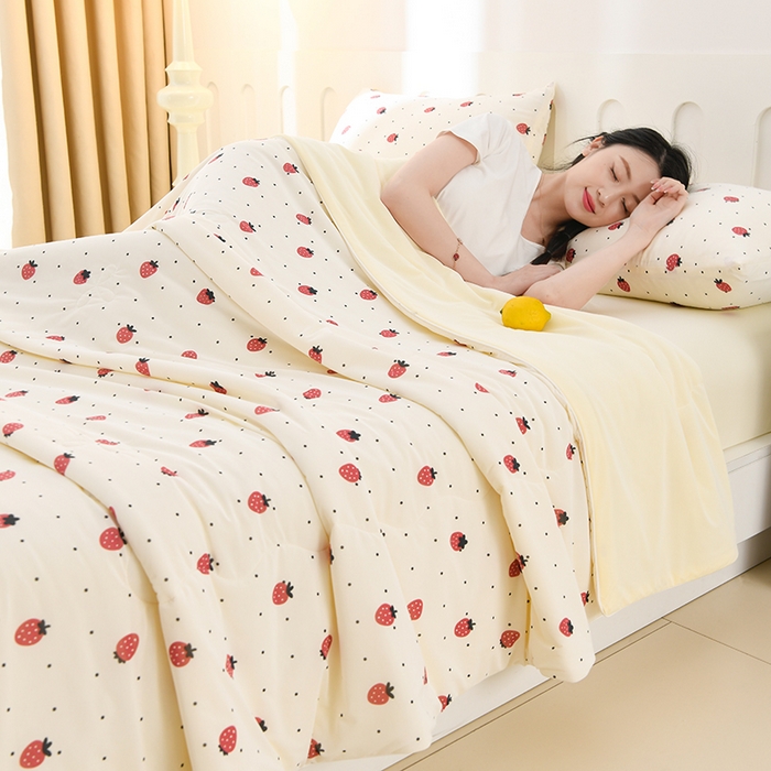 91家纺网 家纺一手货源 找家纺 珍贝家纺 2026新款A类清凉冰丝印花夏凉被被子被芯 清新草莓