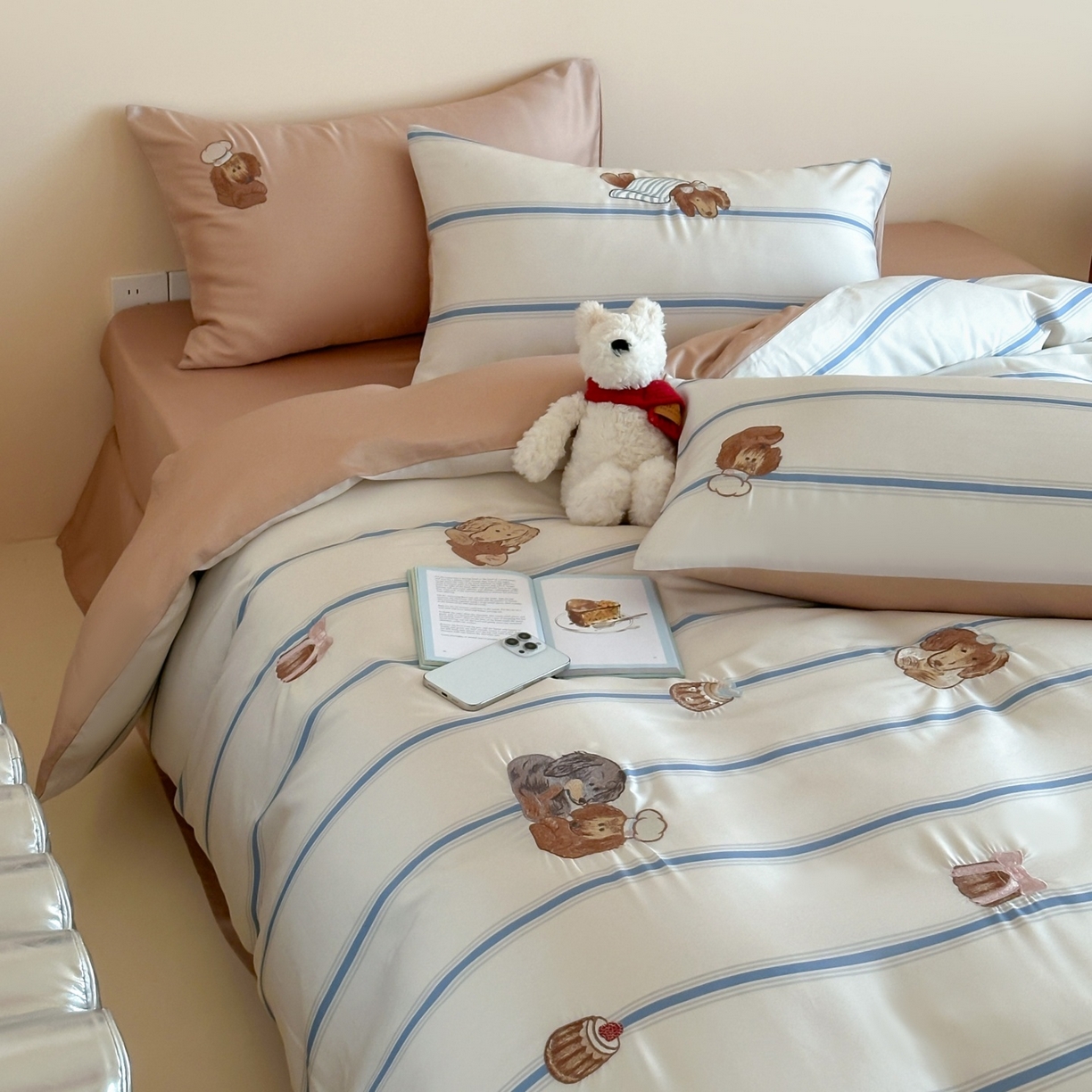 91家纺网 家纺一手货源 找家纺 （总）风向标家纺 2026春夏新款兰精60s数码条纹天丝绣花四件套