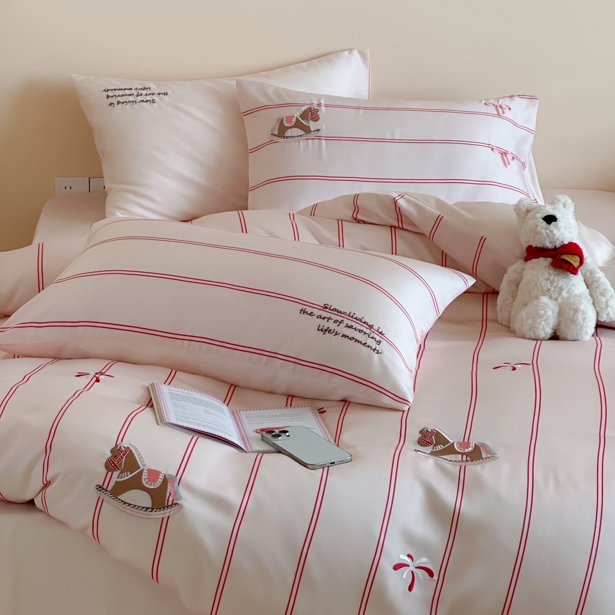 91家纺网 家纺一手货源 找家纺 风向标家纺 2026春夏新款兰精60s数码条纹天丝绣花四件套 粉调游园