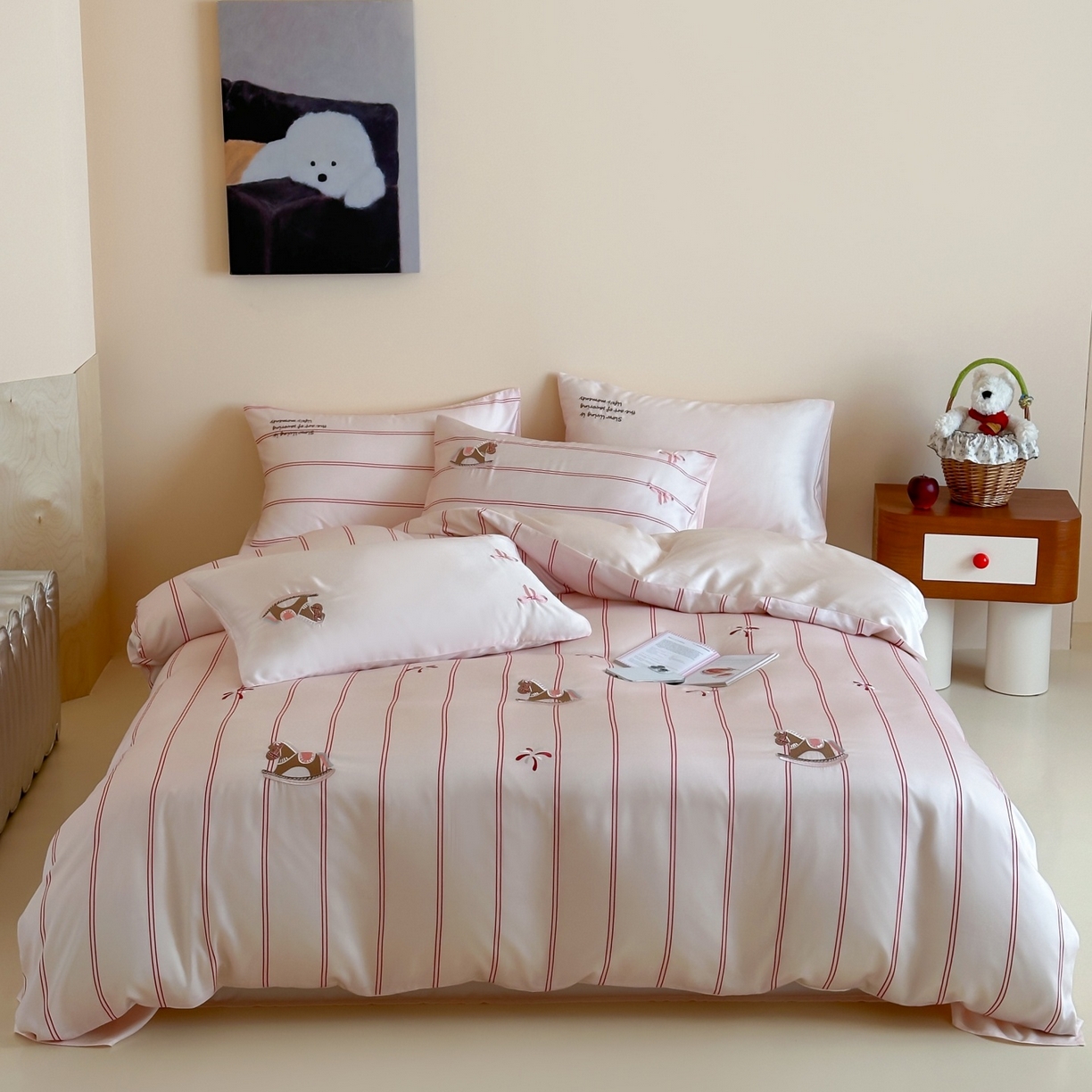 91家纺网 家纺一手货源 找家纺 风向标家纺 2026春夏新款兰精60s数码条纹天丝绣花四件套 粉调游园