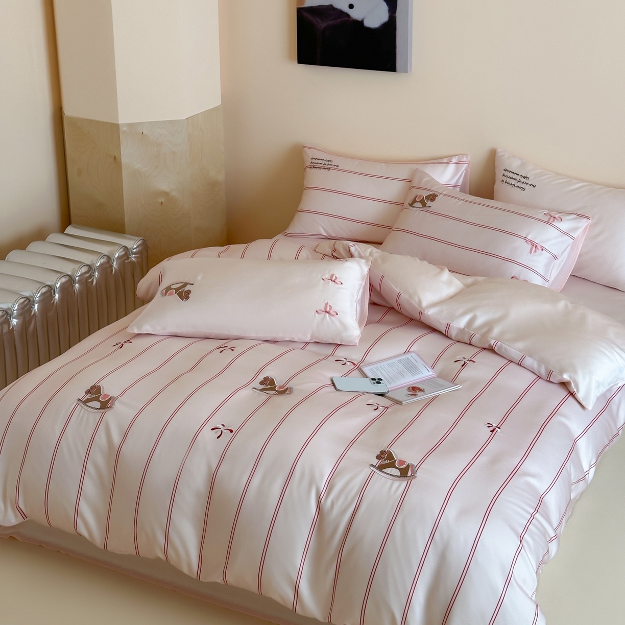 91家纺网 家纺一手货源 找家纺 风向标家纺 2026春夏新款兰精60s数码条纹天丝绣花四件套 粉调游园