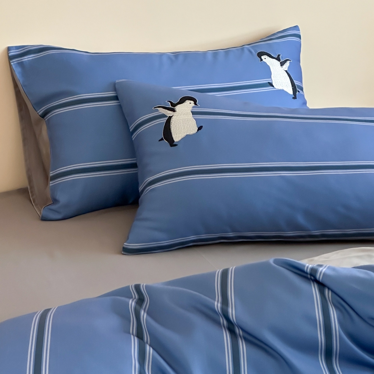 91家纺网 家纺一手货源 找家纺 风向标家纺 2026春夏新款兰精60s数码条纹天丝绣花四件套 极地冰蓝