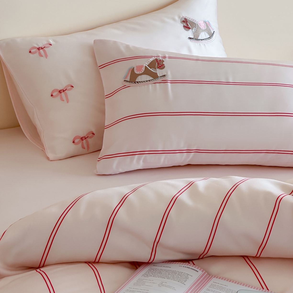 91家纺网 家纺一手货源 找家纺 风向标家纺 2026春夏新款兰精60s数码条纹天丝绣花四件套 粉调游园