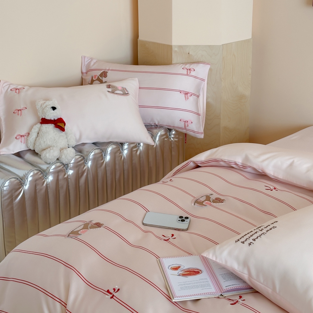 91家纺网 家纺一手货源 找家纺 风向标家纺 2026春夏新款兰精60s数码条纹天丝绣花四件套 粉调游园