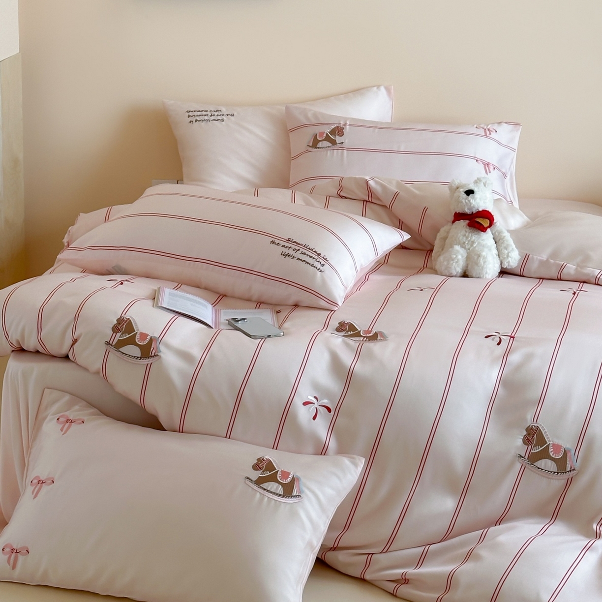 91家纺网 家纺一手货源 找家纺 风向标家纺 2026春夏新款兰精60s数码条纹天丝绣花四件套 粉调游园