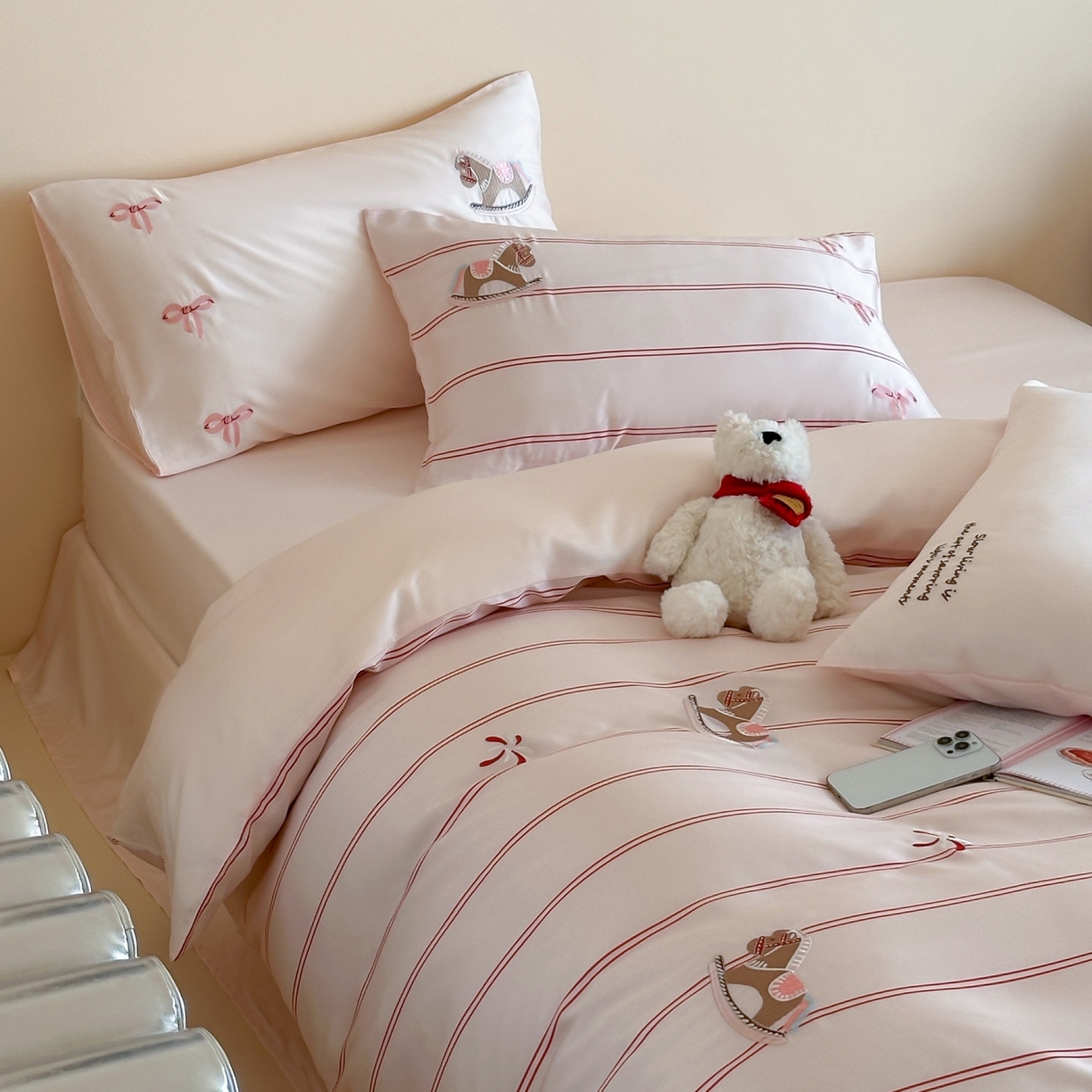 91家纺网 家纺一手货源 找家纺 风向标家纺 2026春夏新款兰精60s数码条纹天丝绣花四件套 粉调游园