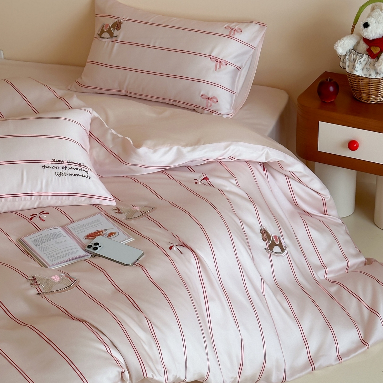 风向标家纺 2026春夏新款兰精60s数码条纹天丝绣花四件套 粉调游园