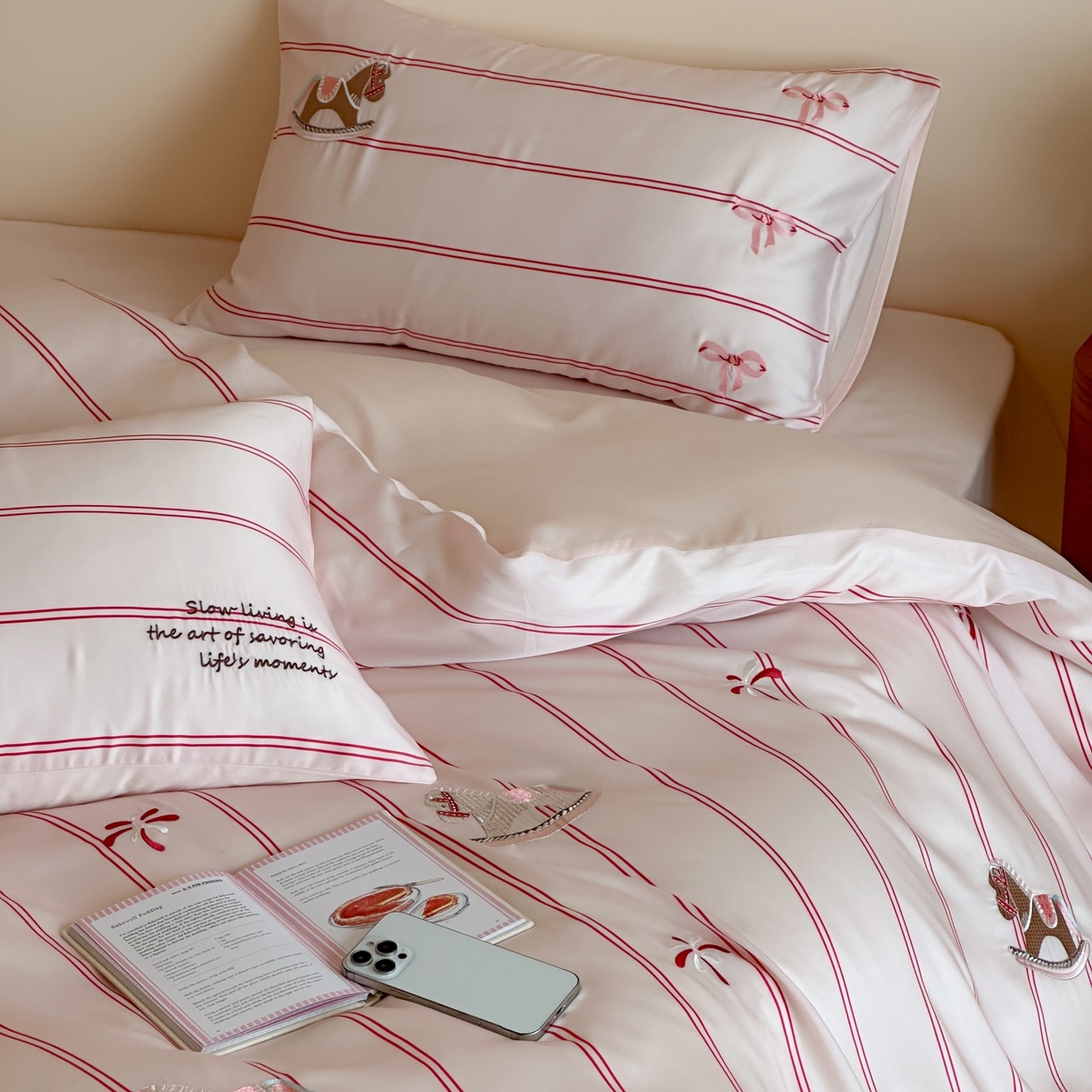 91家纺网 家纺一手货源 找家纺 风向标家纺 2026春夏新款兰精60s数码条纹天丝绣花四件套 粉调游园