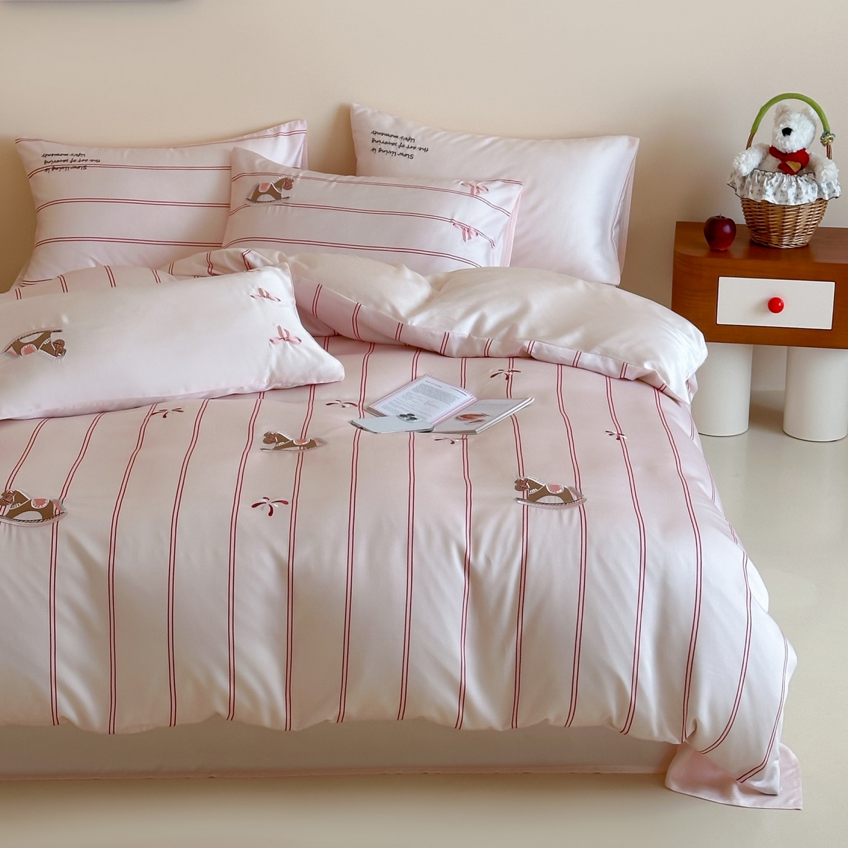 91家纺网 家纺一手货源 找家纺 风向标家纺 2026春夏新款兰精60s数码条纹天丝绣花四件套 粉调游园