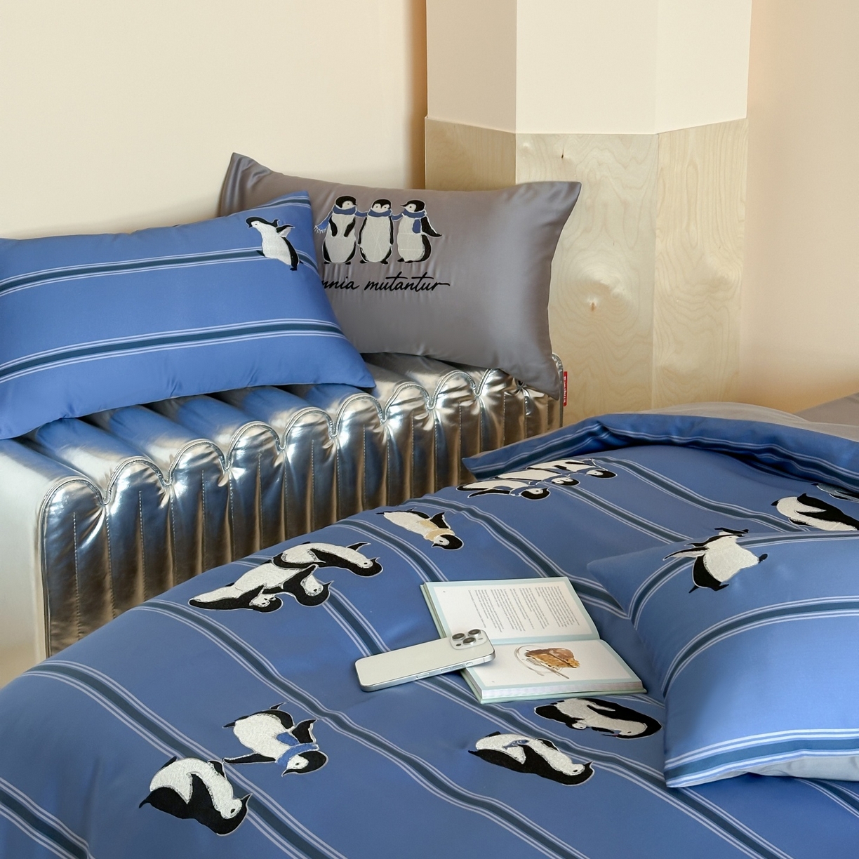 91家纺网 家纺一手货源 找家纺 风向标家纺 2026春夏新款兰精60s数码条纹天丝绣花四件套 极地冰蓝