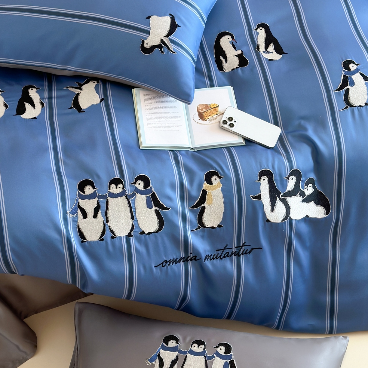 91家纺网 家纺一手货源 找家纺 风向标家纺 2026春夏新款兰精60s数码条纹天丝绣花四件套 极地冰蓝