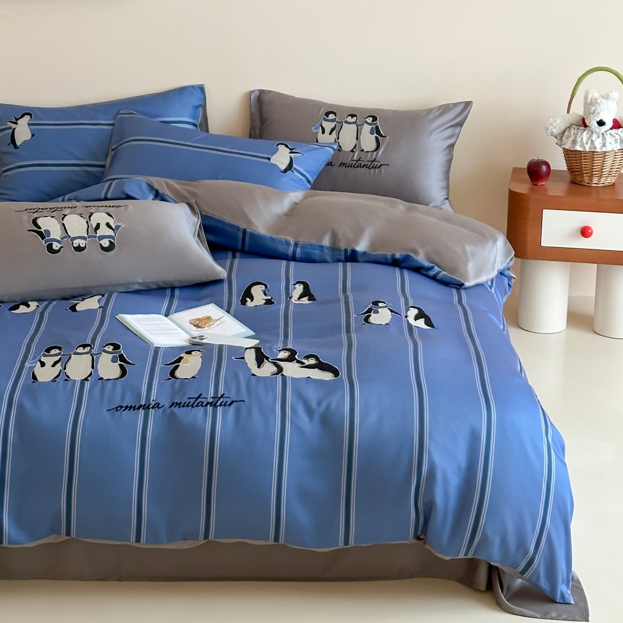 91家纺网 家纺一手货源 找家纺 风向标家纺 2026春夏新款兰精60s数码条纹天丝绣花四件套 极地冰蓝