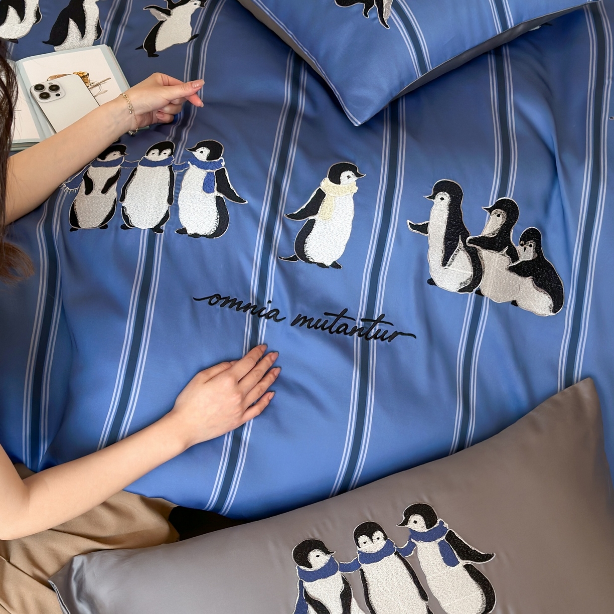 91家纺网 家纺一手货源 找家纺 风向标家纺 2026春夏新款兰精60s数码条纹天丝绣花四件套 极地冰蓝