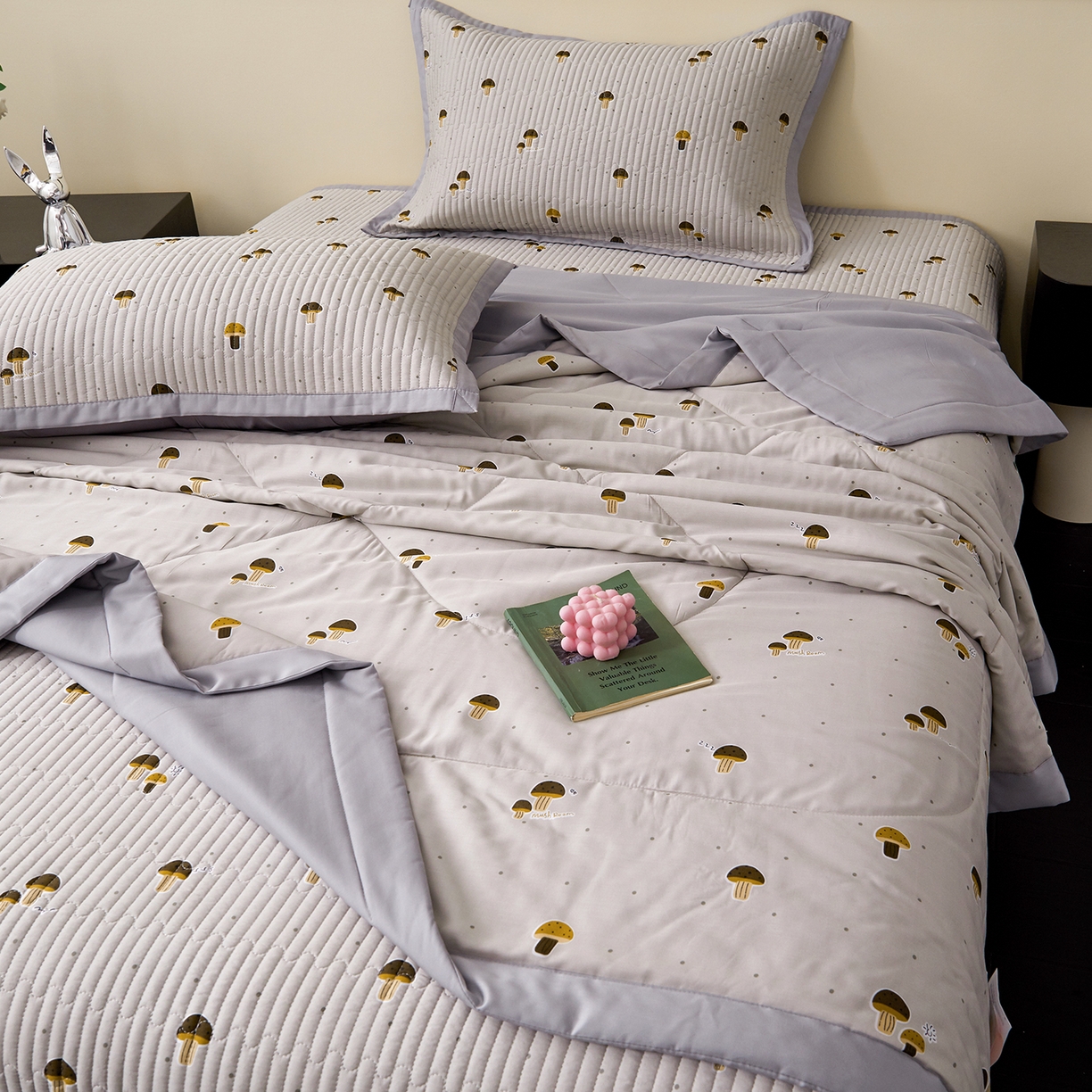 91家纺网 家纺一手货源 找家纺 金艾草 2026春夏新款莫代尔天丝水洗床盖有同款夏被床盖单件 蘑菇派