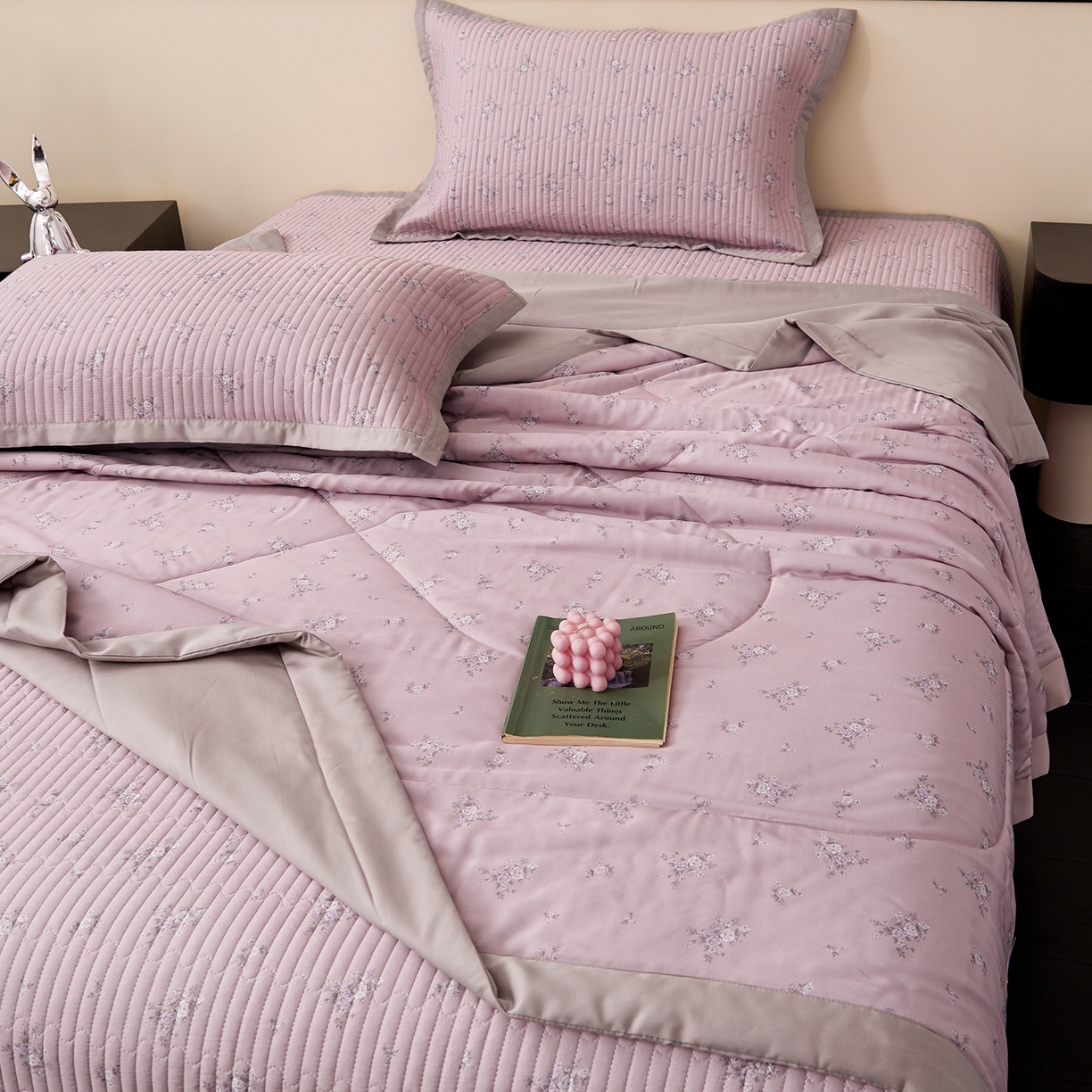 91家纺网 家纺一手货源 找家纺 金艾草 2026春夏新款莫代尔天丝水洗床盖有同款夏被床盖单件 山茶花-紫