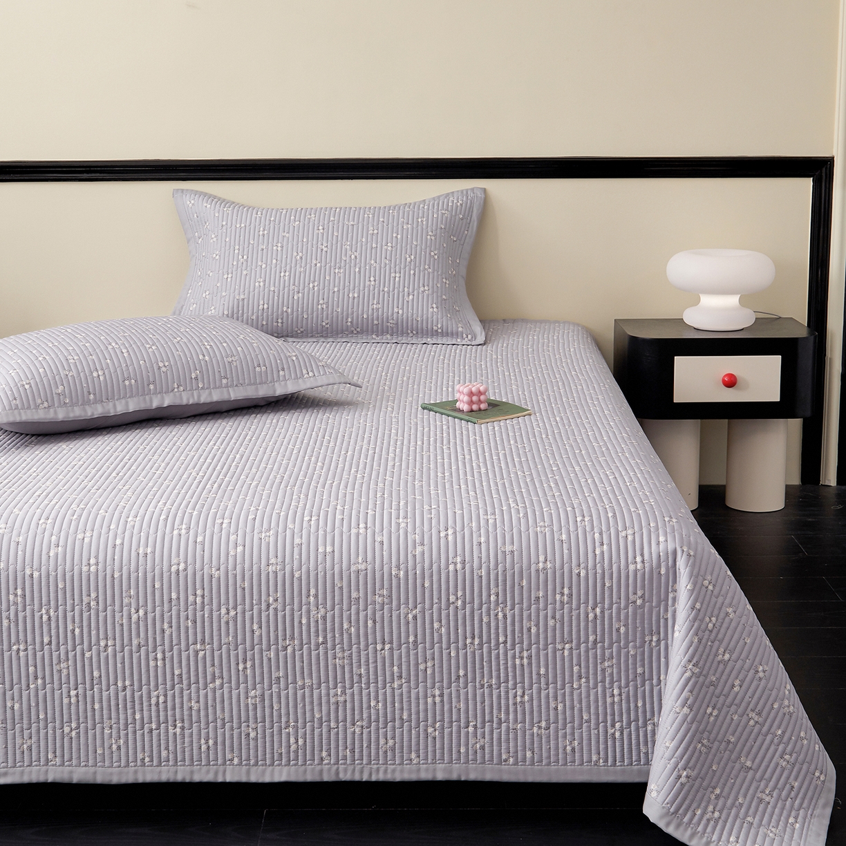 91家纺网 家纺一手货源 找家纺 金艾草 2026春夏新款莫代尔天丝水洗床盖有同款夏被床盖单件 山茶花-灰色