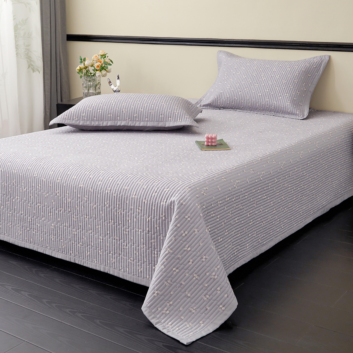 91家纺网 家纺一手货源 找家纺 金艾草 2026春夏新款莫代尔天丝水洗床盖有同款夏被床盖单件 山茶花-灰色