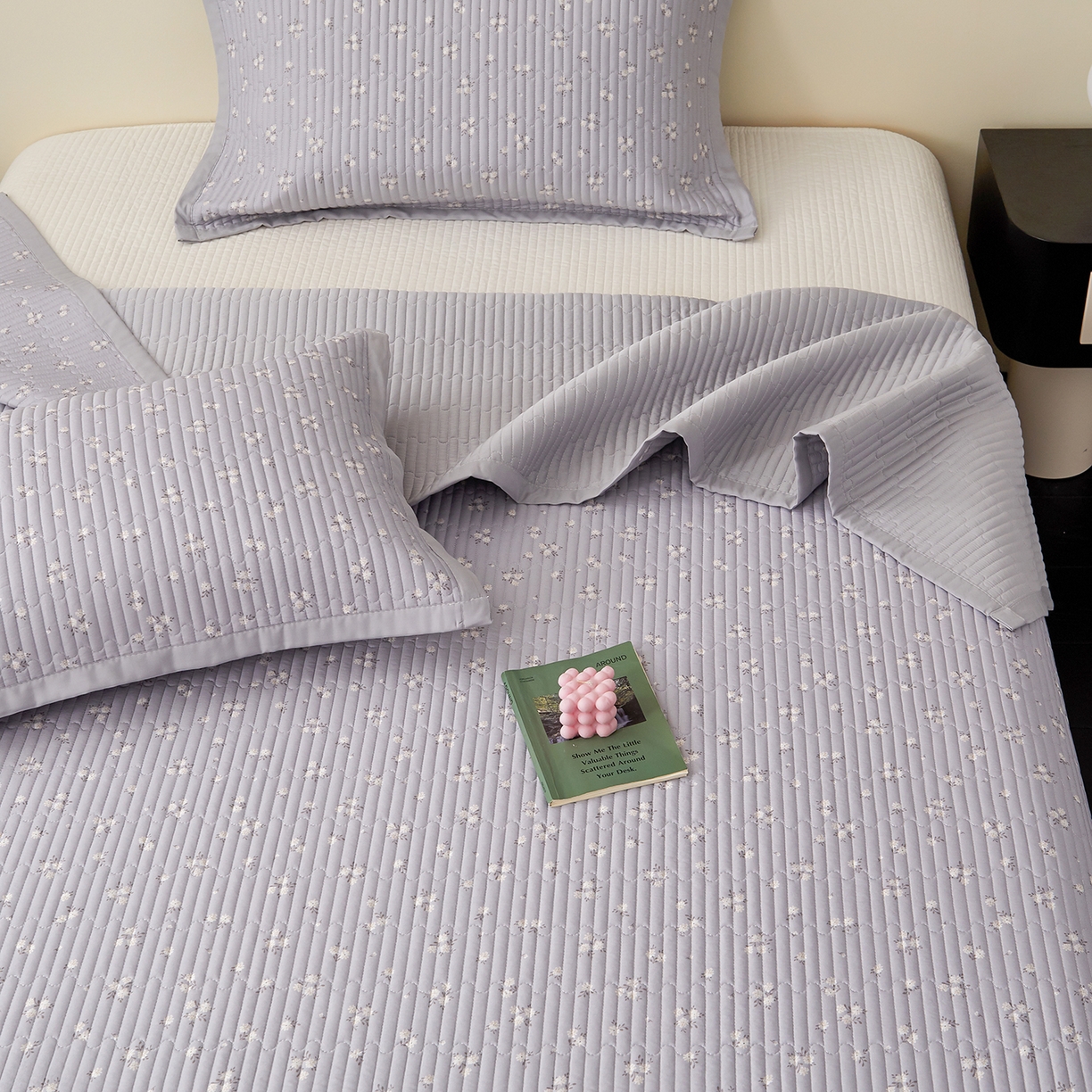 91家纺网 家纺一手货源 找家纺 金艾草 2026春夏新款莫代尔天丝水洗床盖有同款夏被床盖单件 山茶花-灰色