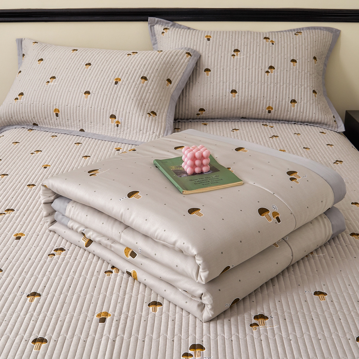 91家纺网 家纺一手货源 找家纺 金艾草 2026春夏新款莫代尔天丝水洗床盖有同款夏被床盖单件 蘑菇派