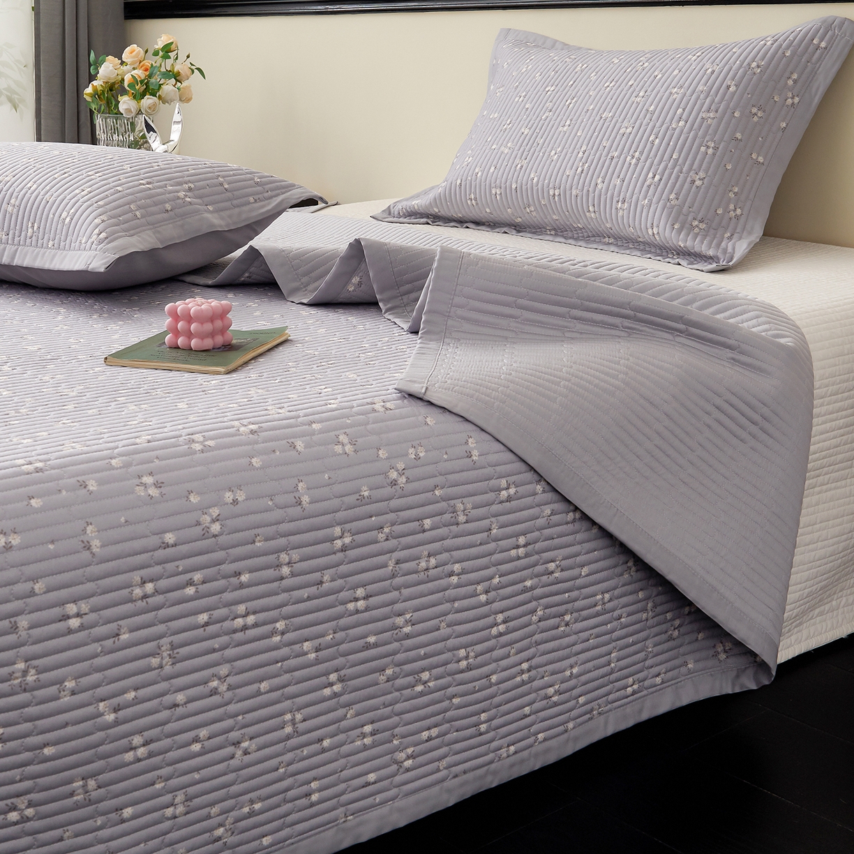 91家纺网 家纺一手货源 找家纺 金艾草 2026春夏新款莫代尔天丝水洗床盖有同款夏被床盖单件 山茶花-灰色