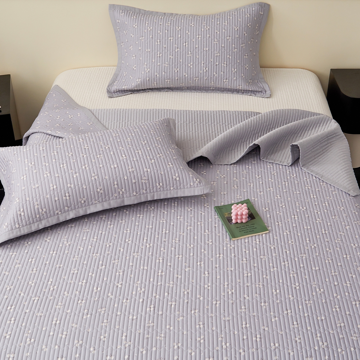 91家纺网 家纺一手货源 找家纺 金艾草 2026春夏新款莫代尔天丝水洗床盖有同款夏被床盖单件 山茶花-灰色