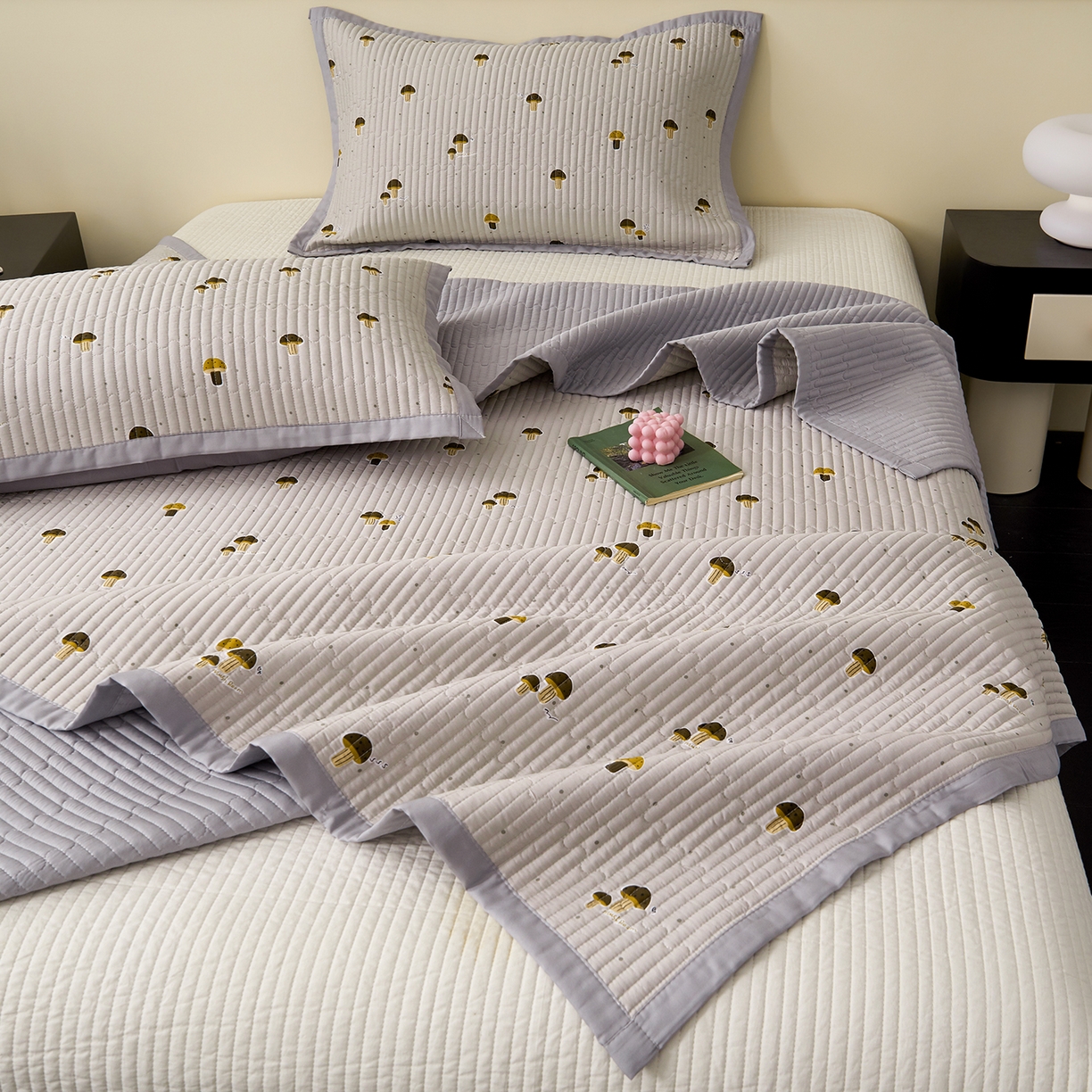 91家纺网 家纺一手货源 找家纺 金艾草 2026春夏新款莫代尔天丝水洗床盖有同款夏被床盖单件 蘑菇派