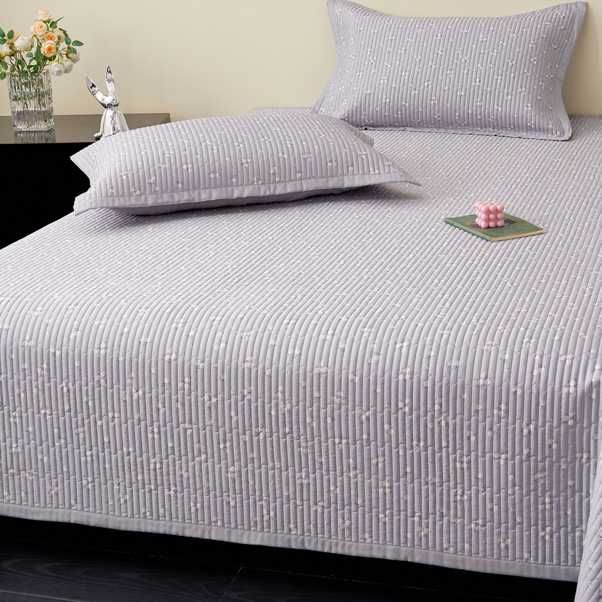 91家纺网 家纺一手货源 找家纺 金艾草 2026春夏新款莫代尔天丝水洗床盖有同款夏被床盖单件 山茶花-灰色